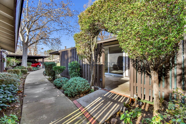 Building Photo - 5492 Roundtree Dr