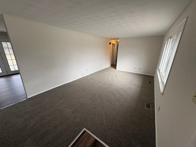 Foto del edificio - 302 Spring Mill Rd