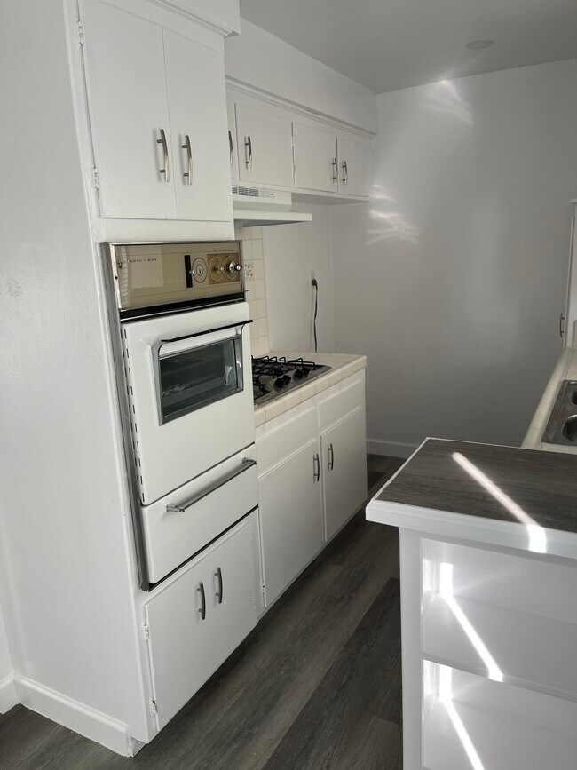 Building Photo - 842 Westbourne Dr