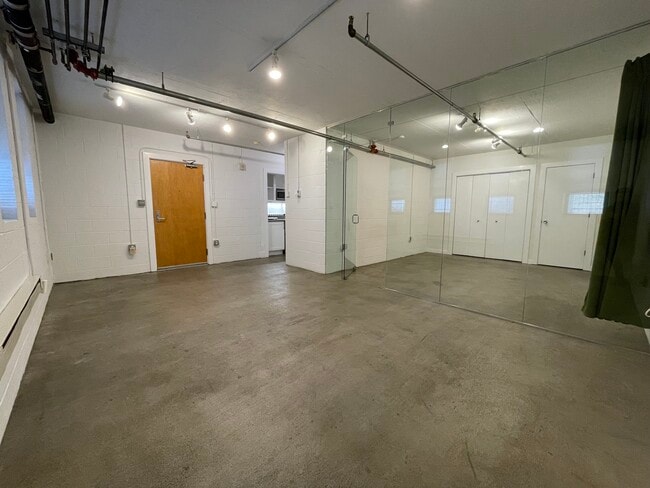 Building Photo - 370 7th St
