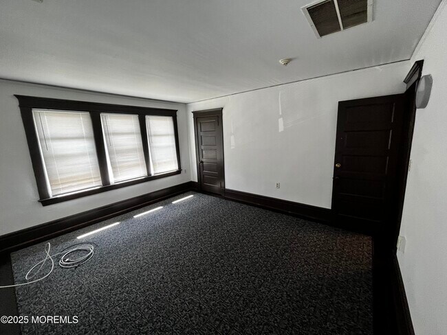 Foto del edificio - 73 Shrewsbury Ave