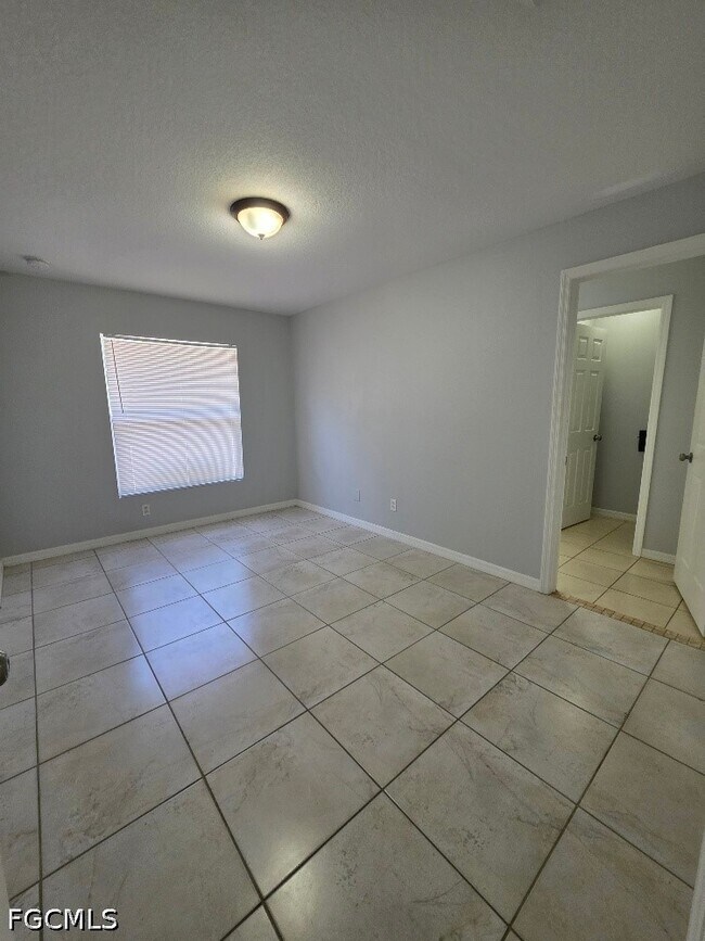 Foto del edificio - 332 Rogen St