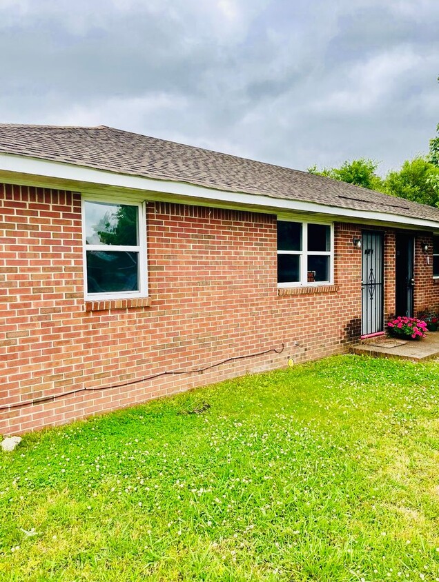 Primary Photo - Newly Renovated 2 Bedroom 1 Bathroom Duple...