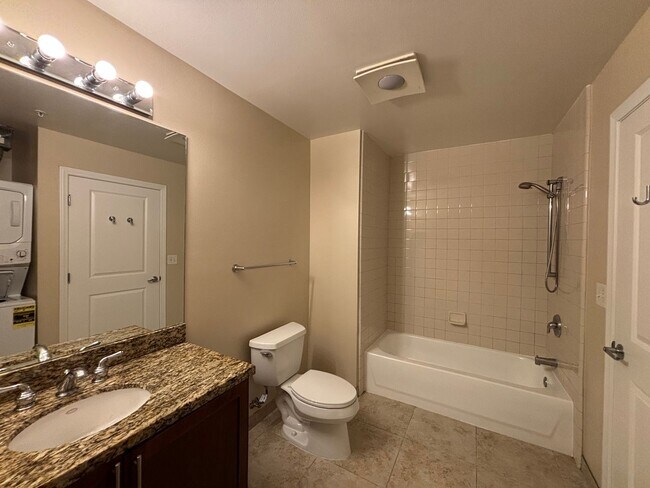 Foto del edificio - Modern 2 Bed Condo with Balcony Views in P...