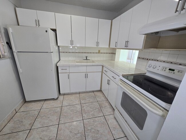 Foto del edificio - 120 Royal Palm Rd