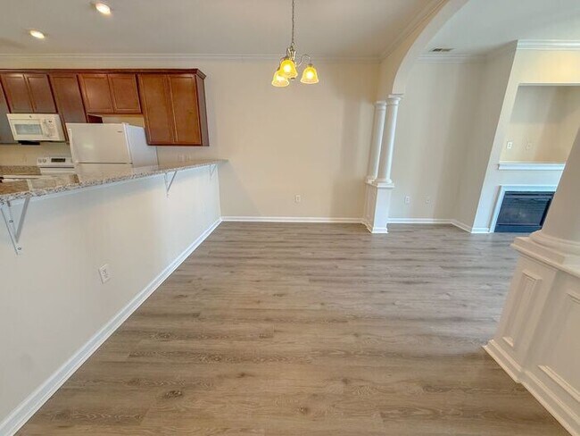 Foto del edificio - Beautifully updated Townhome! New cabinets, granite counter tops, and LVP flooring through downst...