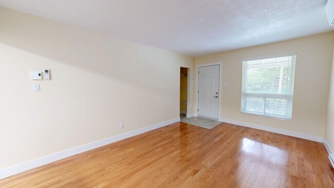 Photo du bâtiment - PRISTINE, NEWLY REOVATED ONE BEDROOM MAIN ...