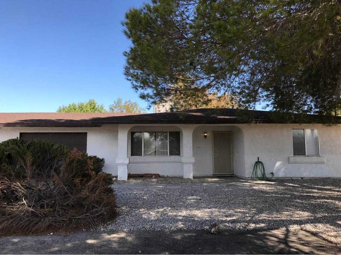 13509 Rancherias Rd Unit C, Apple Valley, CA 92308 Room for Rent in