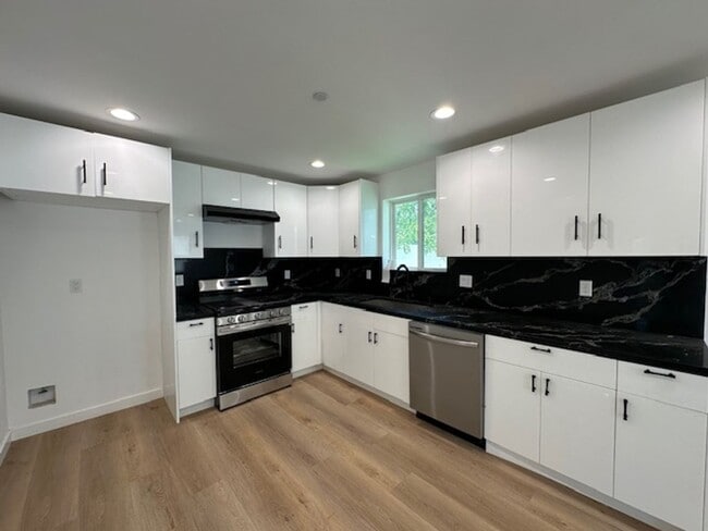 Foto del edificio - Brand new 2-bedroom 2-bathroom designed fo...