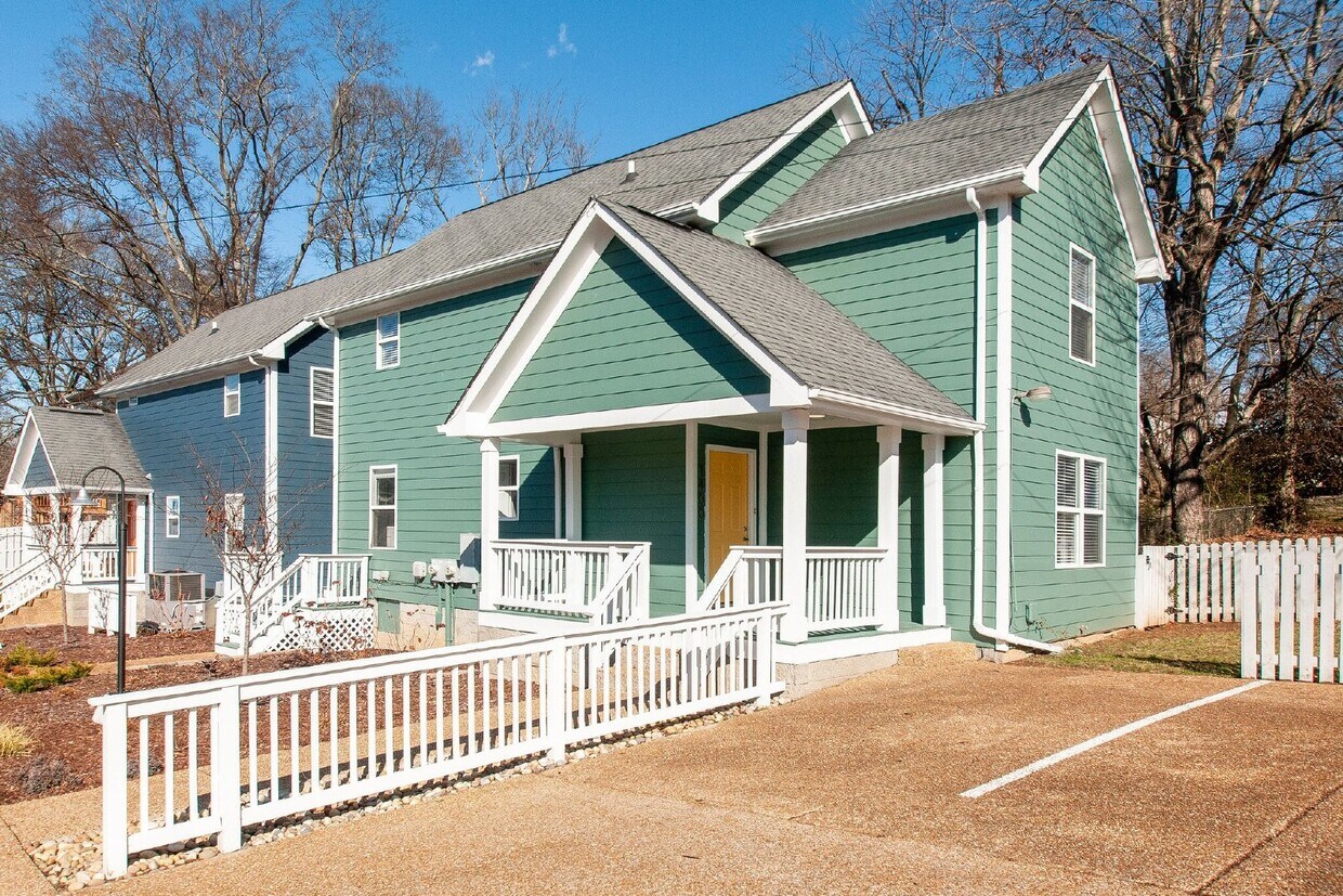Primary Photo - Courtyard Home 3BR/2.5BA w/fenced yard in ...