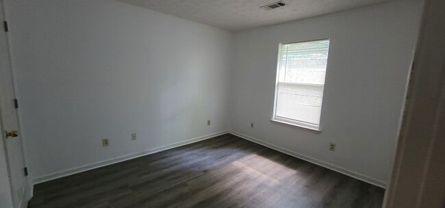 Building Photo - Duplex in Pike