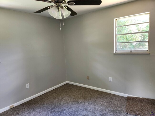 Building Photo - 215 Palomino Ln