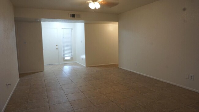Foto del edificio - 10851 N 65th Ave