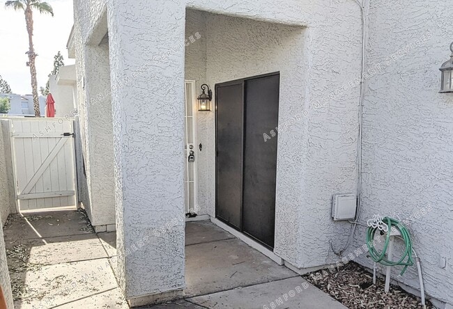 Building Photo - COMING SOON! 3 BEDROOM 3 BATH END UNIT TOW...