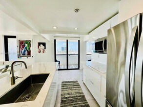 Building Photo - 2555 Collins Ave