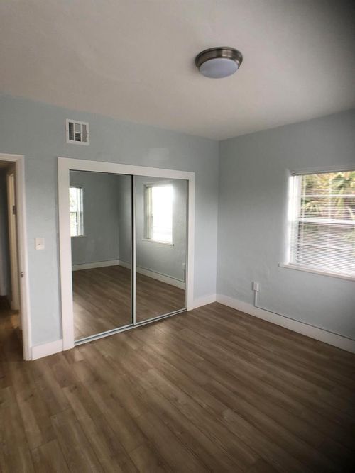 Foto del edificio - 8927 Harding Ave