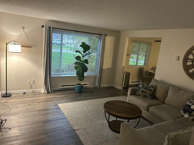 Building Photo - 2708 Alder Creek Dr S