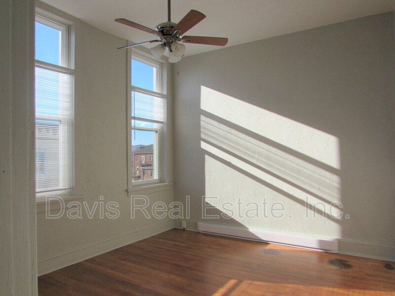 Primary Photo - 1 E Main St
