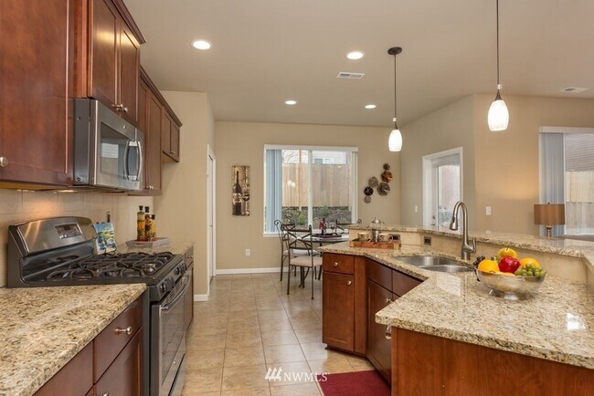 Building Photo - Two Story with 5 bedrooms