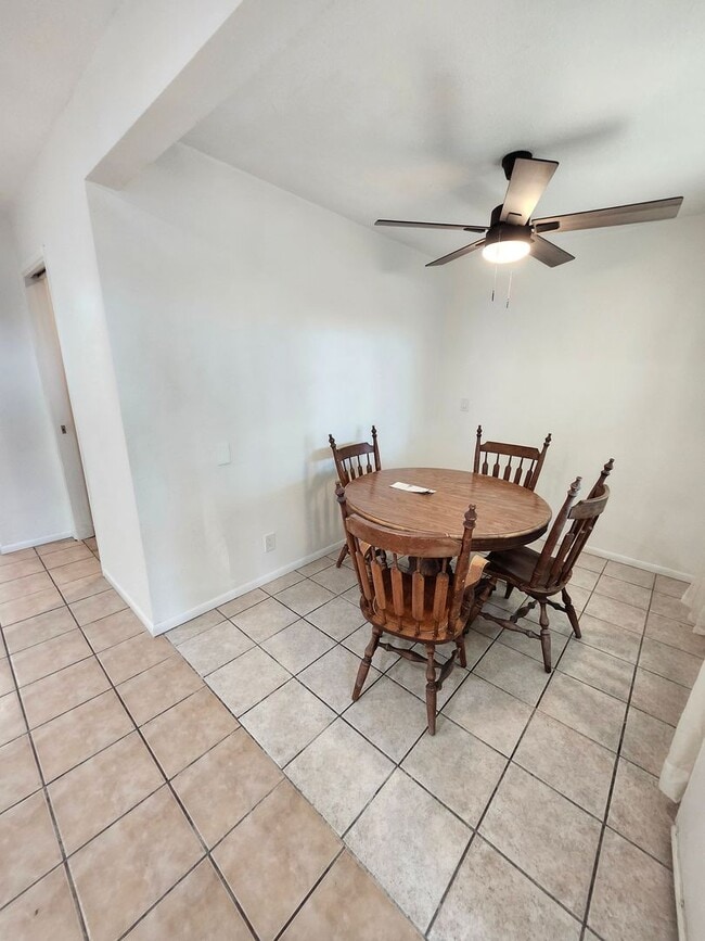 Building Photo - M-Muir Ave (triplex)