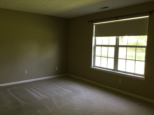 Foto del edificio - 261 Lake Point Ln S