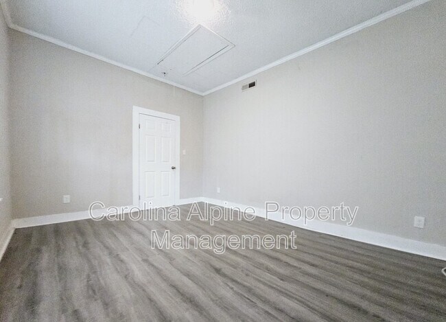 Building Photo - 429 S Willow St