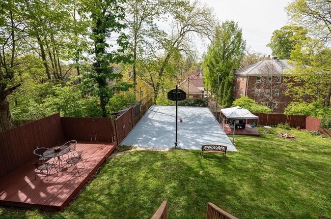 huge backyard with a basketball court - 1211 Isis Ave
