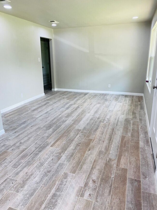 Building Photo - 5350 Dewberry Ln, Beaumont, TX 77705