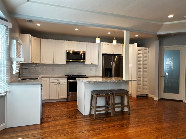 Building Photo - 646 Westminster Dr