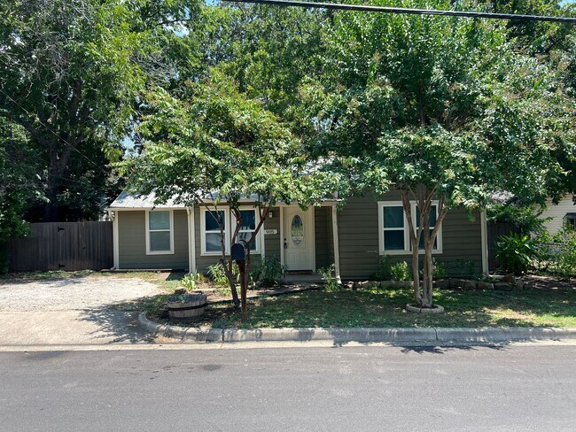 Building Photo - 905 S Alamo St