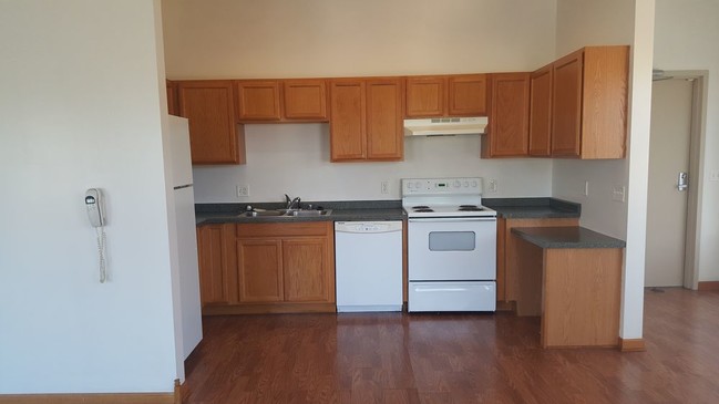 Foto del edificio - 5810 W. Beloit Rd - 1 Bedroom Upper