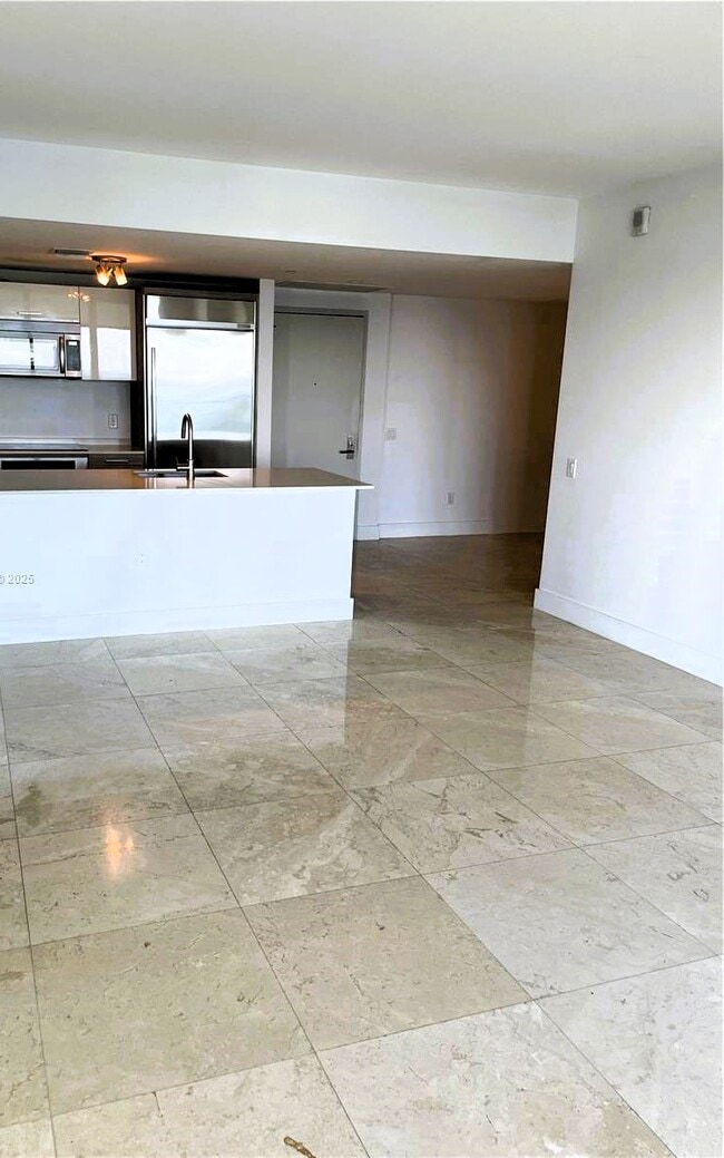 Building Photo - 1300 Brickell Bay Dr