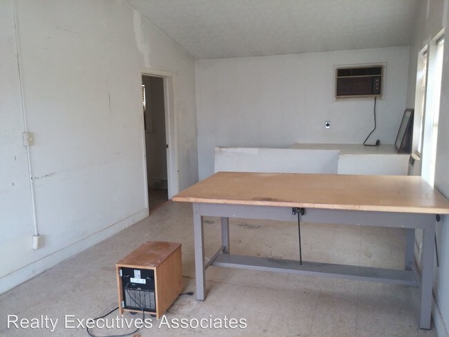 Building Photo - 3801 Lonas Dr