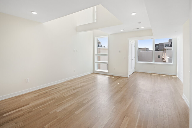 living room. cathedral ceilings - 808 N 2nd St