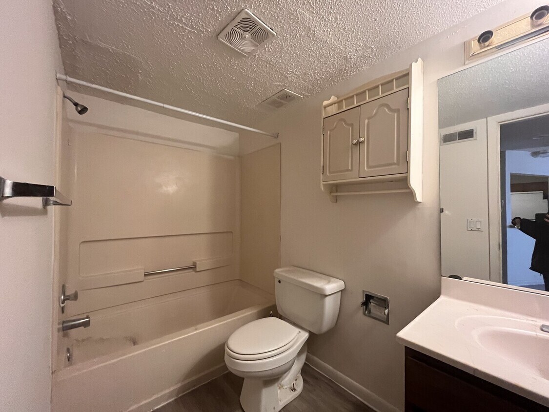 320 E 1st Ave Unit 33, Hutchinson, KS 67501 Condo for Rent in