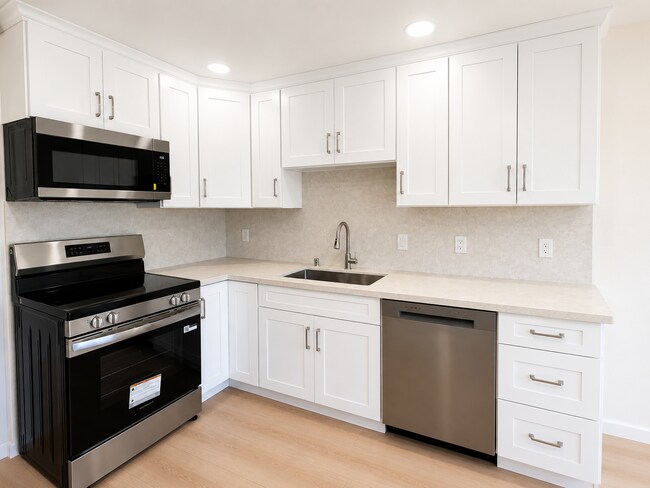 Foto del edificio - Townhome has been remodeled top to bottom, everything brand new!