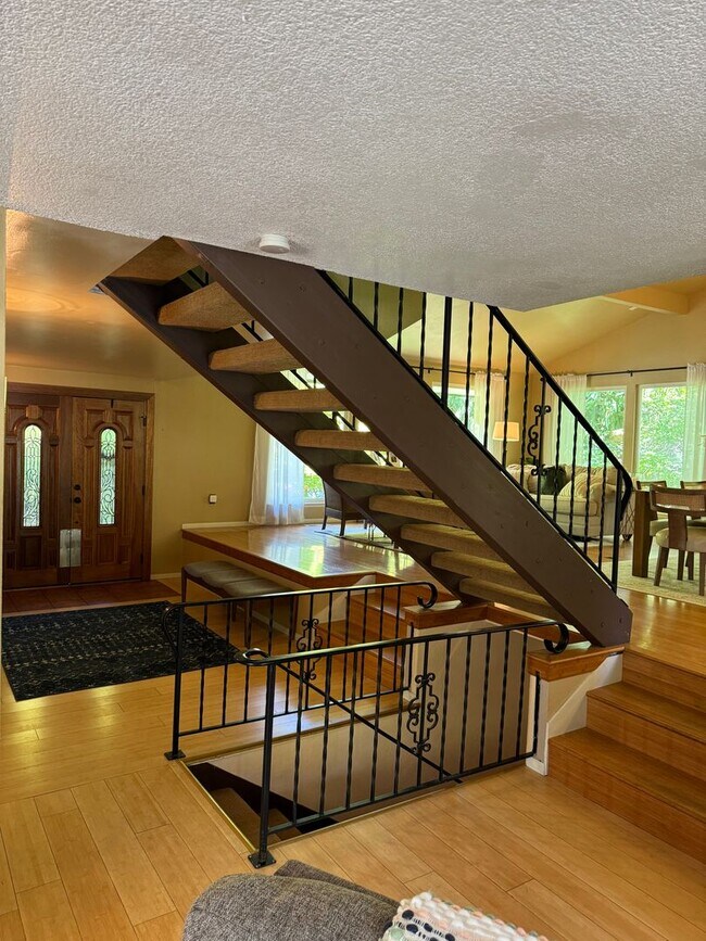 Foto del edificio - University Place Custom 3000+ sq ft home, ...