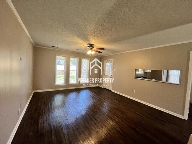 Building Photo - 3910 Robin Hill Dr