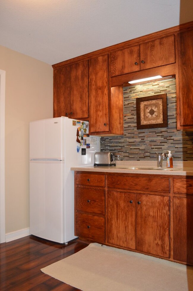 Building Photo - Large one bedroom/One Bath - NE Rochester