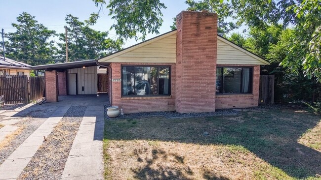 Building Photo - Spacious 3 bed/1 bath w/W/D and 2 car garage