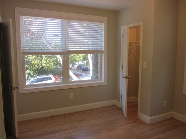 Foto del edificio - 4016 Calvert St NW