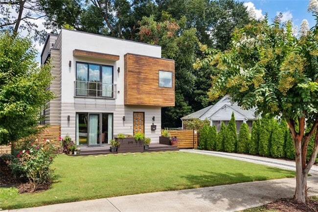 Building Photo - 646 East Dr NE