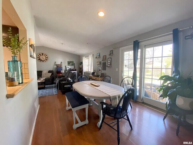 Foto del edificio - 619 S Surrey Ln