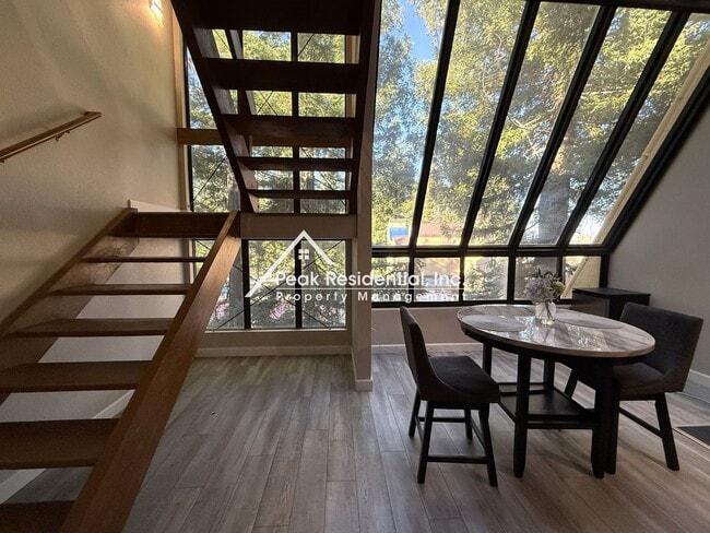 Building Photo - Updated 3 bd/3 ba Condo in Sacramento with...
