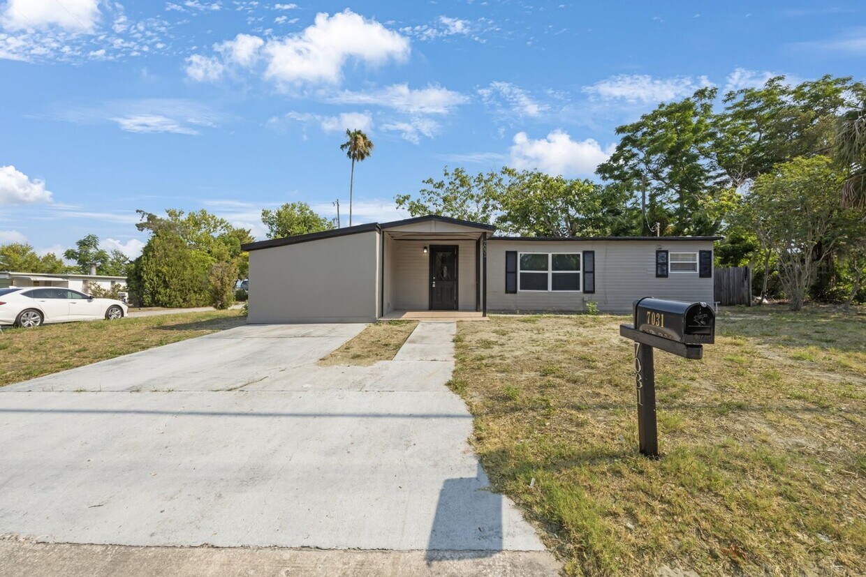 Foto principal - $1600 House on Corner Lot Ready by June 1,...