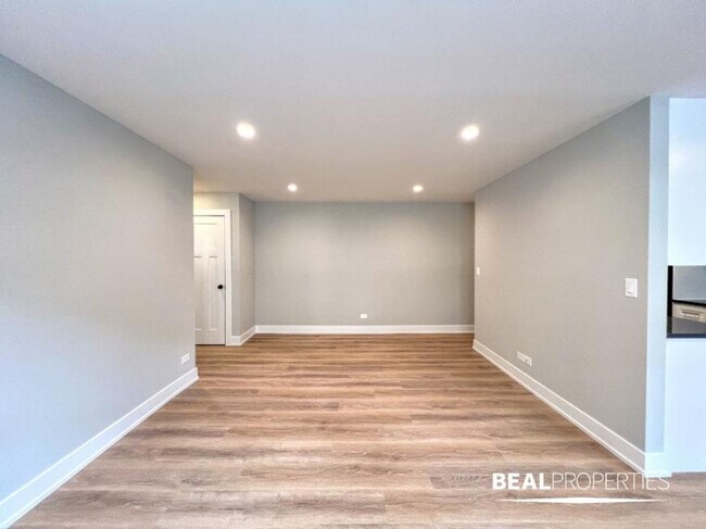 Building Photo - 1 bedroom in CHICAGO IL 60657