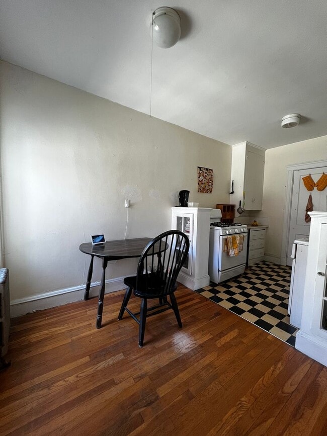 Building Photo - NO BROKER FEE | Sunny Studio on Beacon St | Brookline