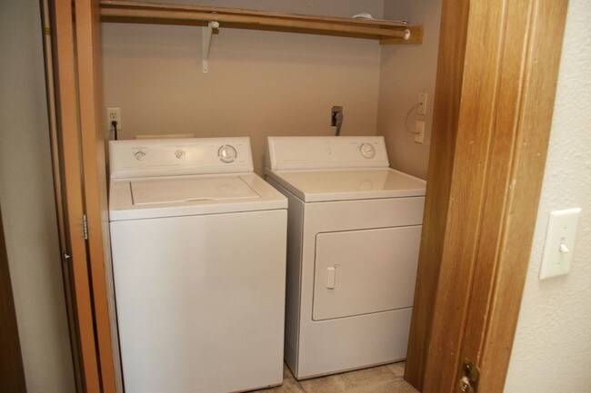 Building Photo - 2 bedroom 2 bath available July 1st