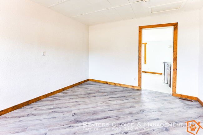 Building Photo - Pet Friendly House in Taber with Garage!