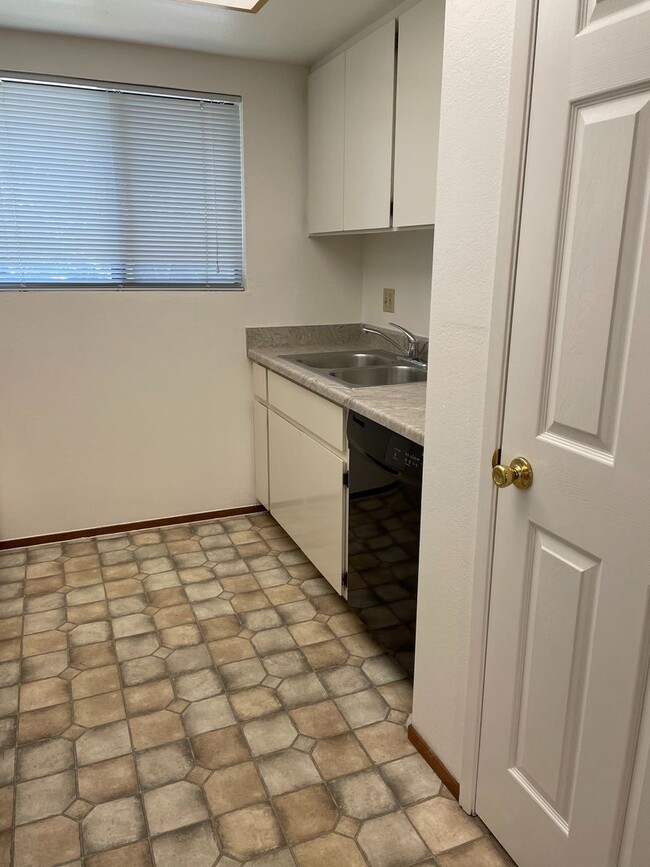 Building Photo - Very Clean 2 bedroom 1.5 bath Townhome; Ga...